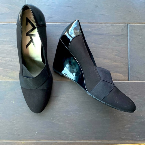 Anne Klein Sport Comfort Wedge. Stretch fabric w patent leather accents 9.5 M - Picture 1 of 10